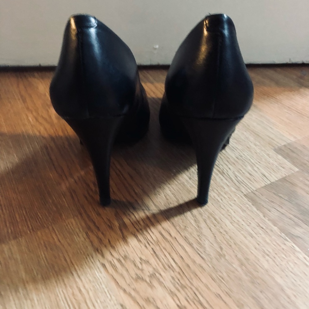 Nine West Black Pointy Pumps- Size: 6